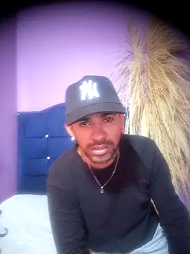 AronZuluaga online show from March 24, 2026, 8:47 pm