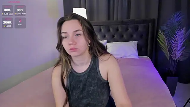 Domirelle online show from May 14, 2026, 4:08 am