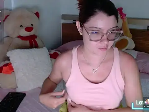 Snapshot of honey-blossom chatting on April 27, 2026, 12:36 pm honey-blossom online show from April 27, 2026, 12:36 pm