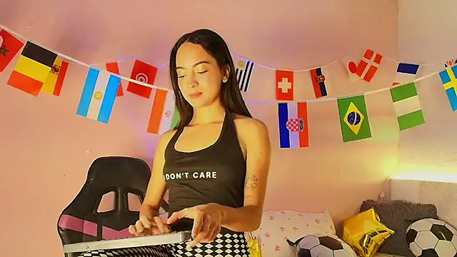 Daphne Rosse online show from June 14, 2026, 12:07 pm