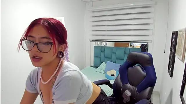 Snapshot of Sara_Red_X chatting on April 8, 2026, 3:17 am Sara Red X online show from April 8, 2026, 3:17 am