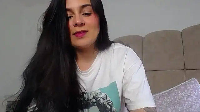 Snapshot of SofiaBanks_ chatting on April 13, 2026, 10:37 pm SofiaBanks online show from April 13, 2026, 10:37 pm
