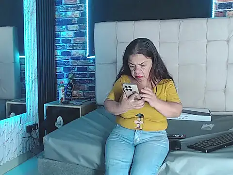 Snapshot of mialuna303av chatting on March 27, 2026, 1:33 am mialuna303av online show from March 27, 2026, 1:33 am