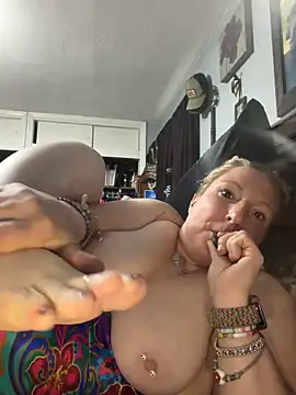 sweetkacibaby online show from April 25, 2026, 12:02 am