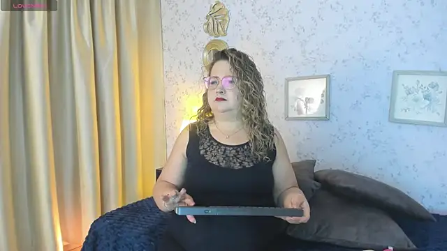 Snapshot of Martinacurvy_ chatting on June 19, 2026, 10:08 am Martinacurvy online show from June 19, 2026, 10:08 am