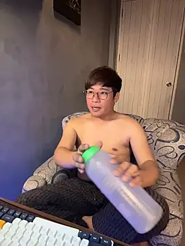 Snapshot of Titanryu chatting on April 8, 2026, 4:07 pm Titanryu online show from April 8, 2026, 4:07 pm