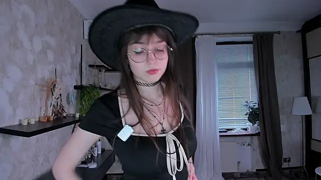 Snapshot of LaelIvie chatting on April 20, 2026, 8:28 am LaelIvie online show from April 20, 2026, 8:28 am
