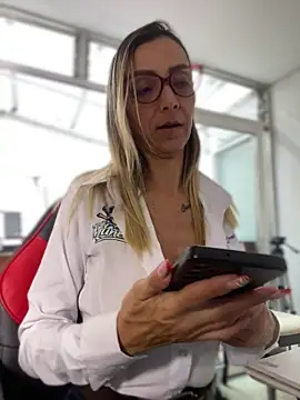 AlanaBrunetteX X online show from April 16, 2026, 6:19 pm