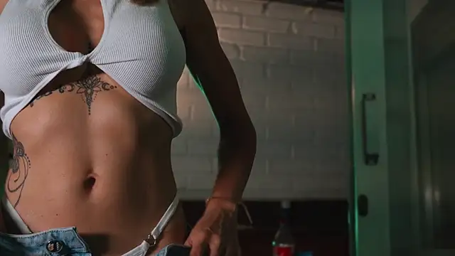 AlanaBrunetteX X online show from April 17, 2026, 11:30 pm