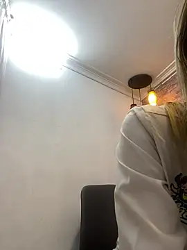 Snapshot of AlanaBrunetteX_X chatting on May 26, 2026, 10:28 pm AlanaBrunetteX X online show from May 26, 2026, 10:28 pm