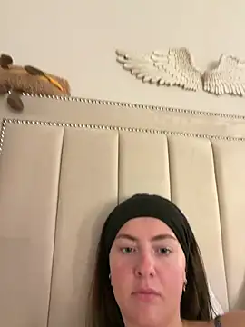 LolaSkyee online show from April 8, 2026, 6:57 am