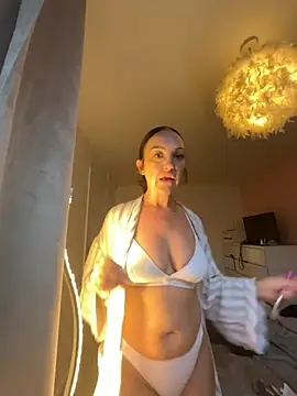 Snapshot of Ladyluxee chatting on June 25, 2026, 6:12 pm Ladyluxee online show from June 25, 2026, 6:12 pm