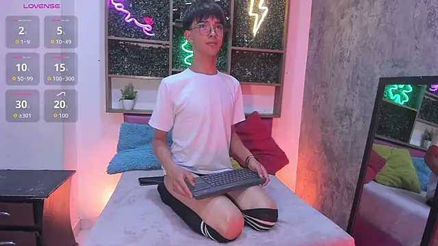 Snapshot of Eyden_Connor chatting on June 2, 2026, 11:07 pm Eyden Connor online show from June 2, 2026, 11:07 pm
