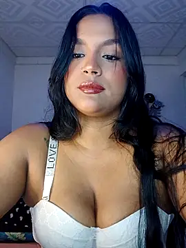 Snapshot of Kim_roussee chatting on April 17, 2026, 5:43 am Kim roussee online show from April 17, 2026, 5:43 am