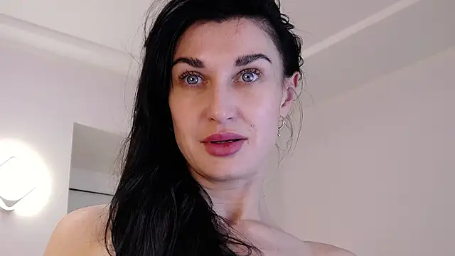 Snapshot of AriannaCruise chatting on April 18, 2026, 5:44 am AriannaCruise online show from April 18, 2026, 5:44 am