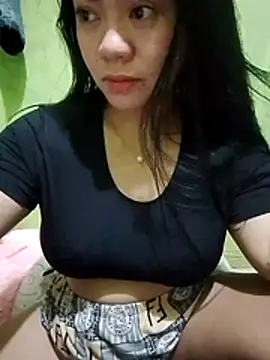 sweety honey27 online show from April 19, 2026, 5:45 pm
