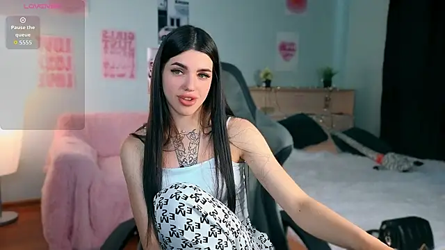 molly rettyy online show from June 19, 2026, 5:01 am