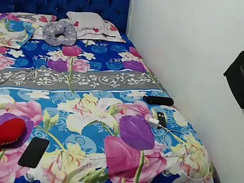 kiaraluna  online show from May 7, 2026, 12:16 am
