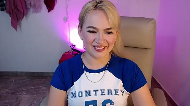 Snapshot of Carolina_2403 chatting on June 12, 2026, 11:14 pm Carolina 2403 online show from June 12, 2026, 11:14 pm