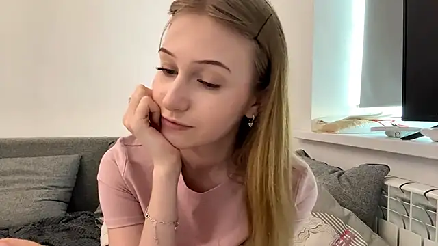 Snapshot of KatrineDrea chatting on April 17, 2026, 3:04 pm KatrineDrea online show from April 17, 2026, 3:04 pm