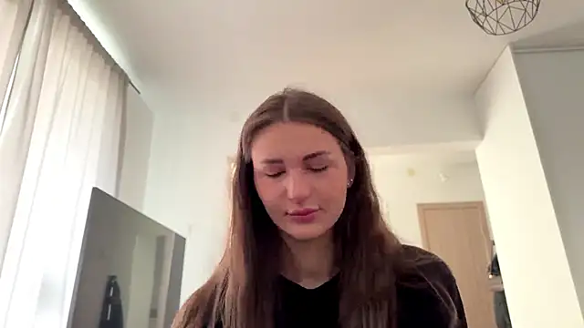 Snapshot of HallieHollo chatting on April 16, 2026, 7:20 am HallieHollo online show from April 16, 2026, 7:20 am
