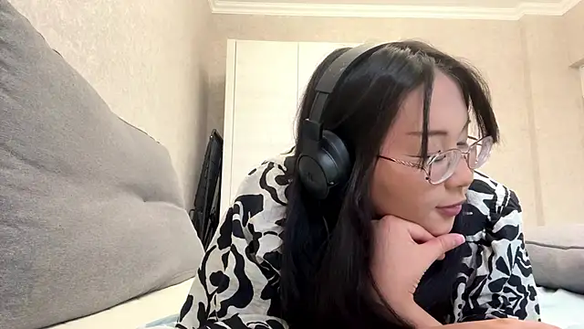 Snapshot of Feylinmay chatting on April 17, 2026, 11:46 am Feylinmay online show from April 17, 2026, 11:46 am