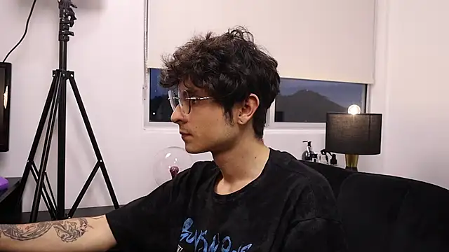 Snapshot of Tyler_Blade chatting on April 6, 2026, 11:16 pm Tyler Blade online show from April 6, 2026, 11:16 pm