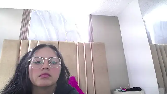 Snapshot of roxxyblack01 chatting on May 24, 2026, 11:32 pm roxxyblack01 online show from May 24, 2026, 11:32 pm
