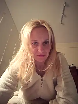 RinaSunX online show from April 27, 2026, 3:04 am