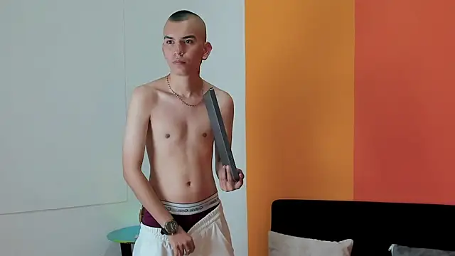 Snapshot of Rowan_Cley chatting on April 7, 2026, 12:05 pm Rowan Cley online show from April 7, 2026, 12:05 pm