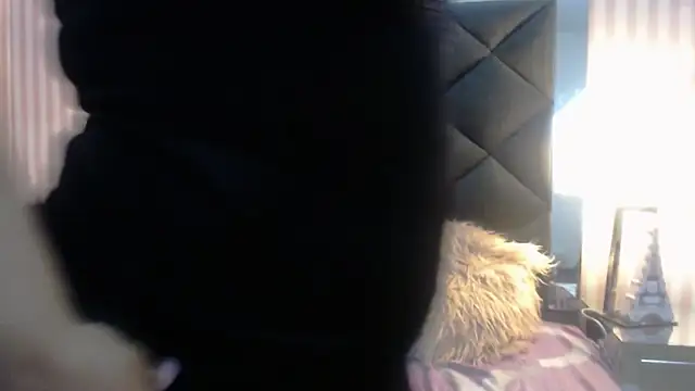 ViviJones online show from April 6, 2026, 8:10 pm