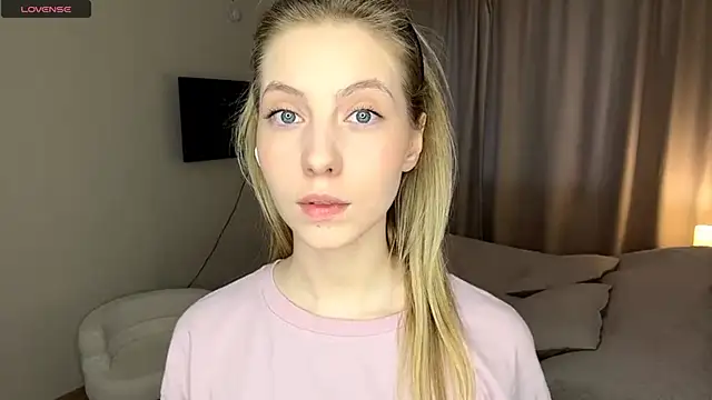 SofiaVelour online show from April 2, 2026, 1:20 pm