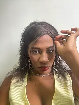 LucianaM 13 online show from April 19, 2026, 3:22 pm