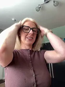 Laylaskyexx online show from April 13, 2026, 9:48 am