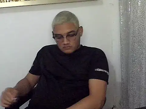 boyhot07 online show from April 3, 2026, 4:21 am