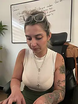 Snapshot of Isabella_varella- chatting on July 27, 2026, 2:02 pm Isabella varella- online show from July 27, 2026, 2:02 pm