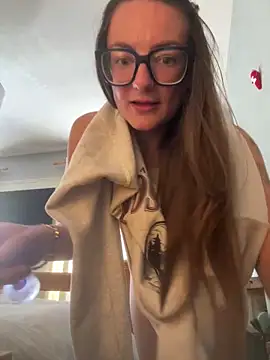 MiaLovesxxx online show from April 29, 2026, 10:08 am