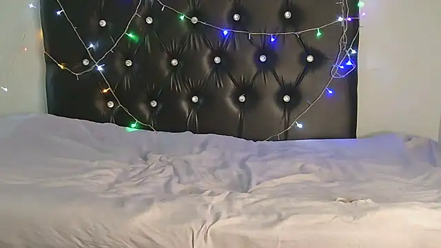 SlipperyLipsX online show from April 11, 2026, 7:51 pm