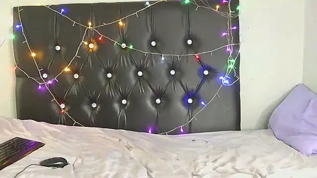 SlipperyLipsX online show from April 12, 2026, 7:57 am