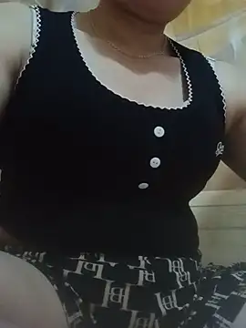 Snapshot of -Luni- chatting on May 17, 2026, 6:26 pm -Luni- online show from May 17, 2026, 6:26 pm