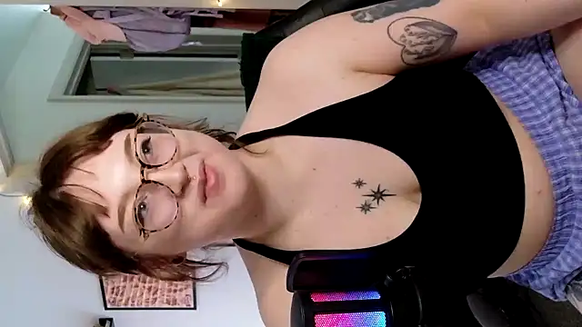 Snapshot of quinniecat chatting on April 3, 2026, 7:34 pm quinniecat online show from April 3, 2026, 7:34 pm