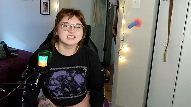 Snapshot of quinniecat chatting on April 8, 2026, 11:27 pm quinniecat online show from April 8, 2026, 11:27 pm