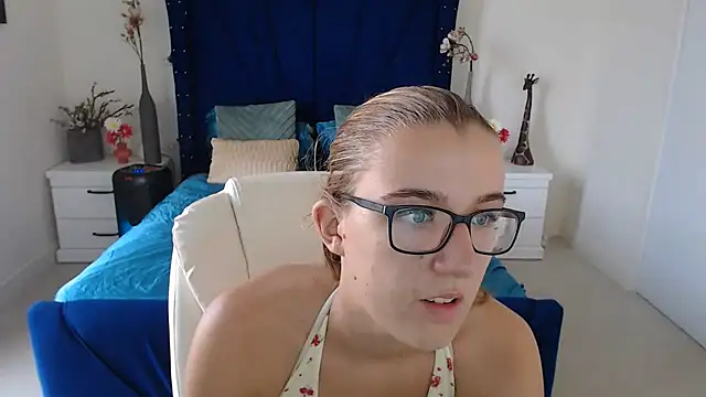 Snapshot of Yennyloves chatting on July 13, 2026, 12:52 pm Yennyloves online show from July 13, 2026, 12:52 pm