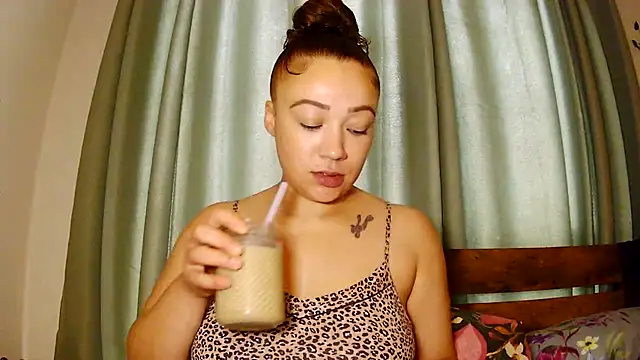 Snapshot of Theone_T chatting on June 30, 2026, 6:47 am Theone T online show from June 30, 2026, 6:47 am