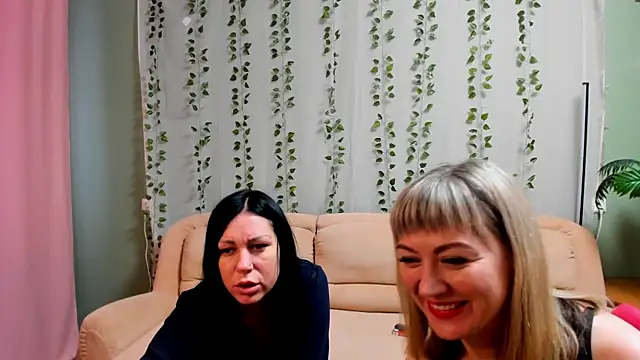 JulieLuna online show from April 9, 2026, 4:23 am