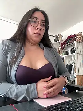 vampiralatina online show from April 28, 2026, 4:23 pm