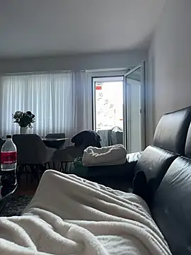 Snapshot of Luan4057 chatting on April 6, 2026, 9:21 am Luan4057 online show from April 6, 2026, 9:21 am