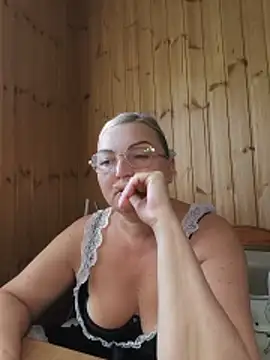 Snapshot of White-Chocolatte chatting on June 18, 2026, 2:10 pm White-Chocolatte online show from June 18, 2026, 2:10 pm