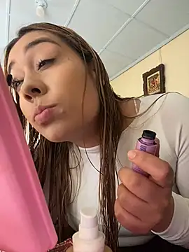 Snapshot of _BellaSmith_ chatting on April 18, 2026, 3:05 pm BellaSmith online show from April 18, 2026, 3:05 pm