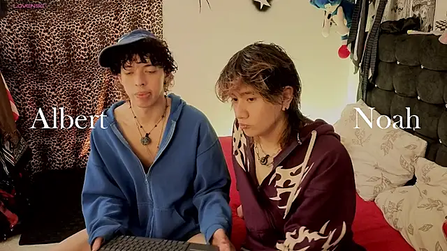 Snapshot of Otter_Moon chatting on July 5, 2026, 5:42 pm Otter Moon online show from July 5, 2026, 5:42 pm